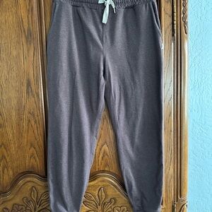Vuori Women's Plum colored Joggers